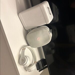 Beats by Dre White Wireless Headphones